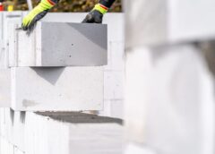 Enduire un mur en parpaing : la méthode fiable, étape par étape